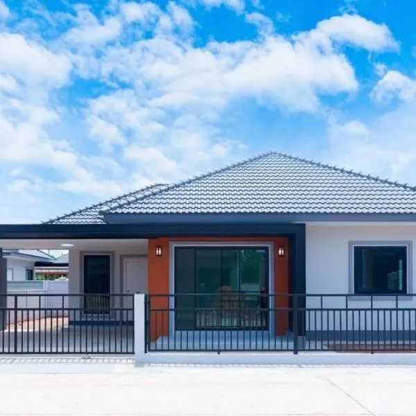 LARGE & QUIET 3bd Home with Security & Pool, hotel in Ubon Ratchathani