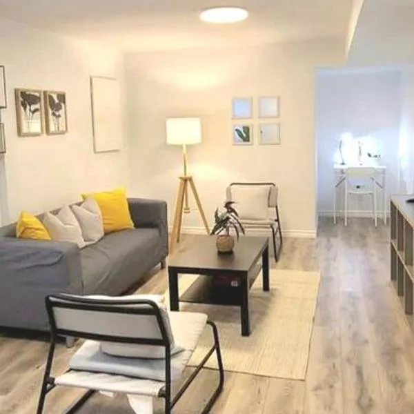 Cozy 2-bedroom lower unit!: Alliston şehrinde bir otel
