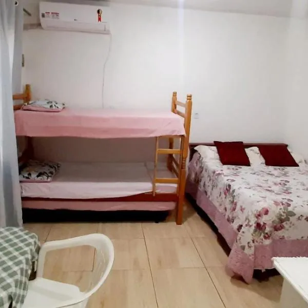 KITNET S2 em TORRES-RS - Na mais bela praia Gaúcha - Cozinha - Banheiro - Ar condicionado - TV smart 32' - Wi-Fi - Estacionamento - Anfitriã Superhost no BnB, hotel in Torres