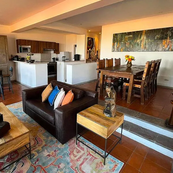 Cousy Condo in the historic center of San Miguel de Allende, incredible view, pool, BBQ, 3 blocks from the main parish、サンミゲル・デ・アジェンデのホテル