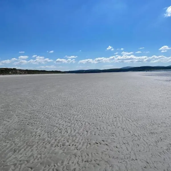 Donegal Beach Cottage with Sea Views, sleeps six, hotel v destinaci Lettermacaward