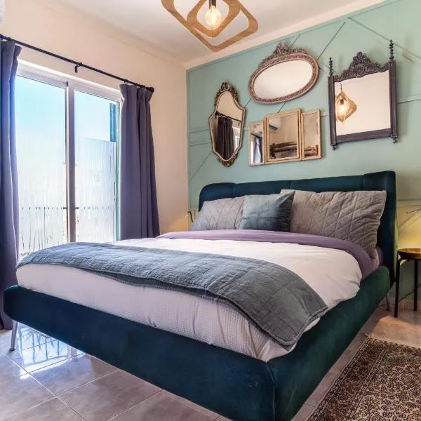 Arty Vintage Townhouse with Rooftop Shower & Sun Loungers, ξενοδοχείο σε Olhão