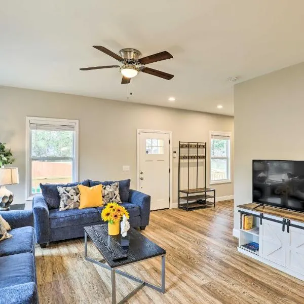 Modern Candler Home with Deck and Yard!, hotel in Asheville
