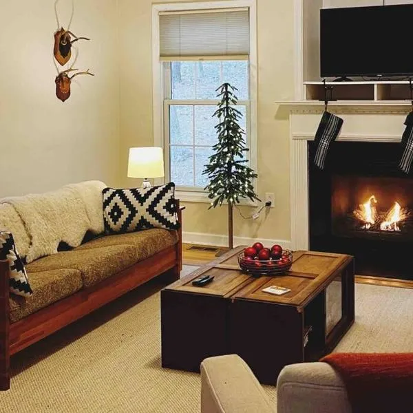 Cozy Cabin w/ Indoor Fireplace & Tranquil views, hotel en Washington, Virginia