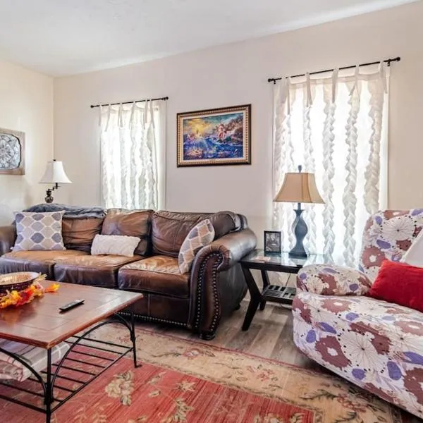 Cottage in the Falls, 2 b, 2 bath, fireplace, hotel in Cuyahoga Falls