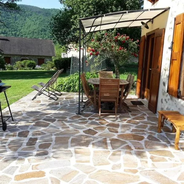 Grange en pierres. Grand jardin et belle vue, готель у місті Saurat