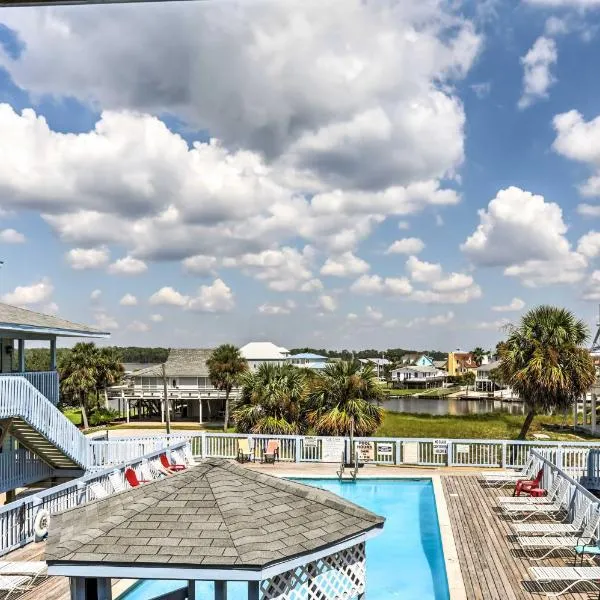 Gulf Shores Condo with Pool Access Steps to Beach!, hotel in Gulf Shores