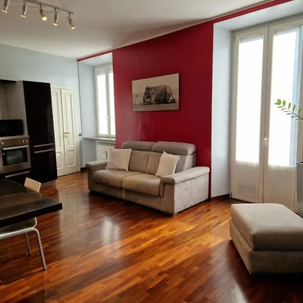 Cozy flat mins walk to Navigli and metro Porta Genova、ミラノのホテル