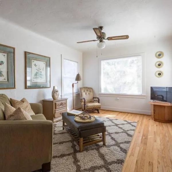 Wine Country Bungalow, hotel v destinaci Atascadero