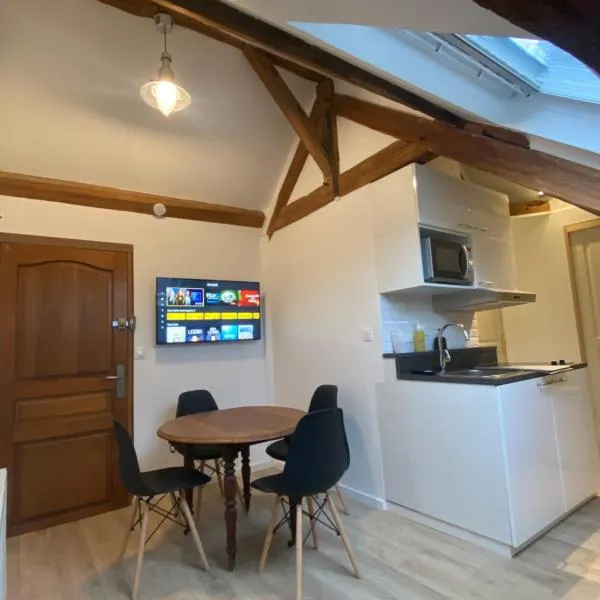 2 pièces les écuries du château, hotel in Bonnelles
