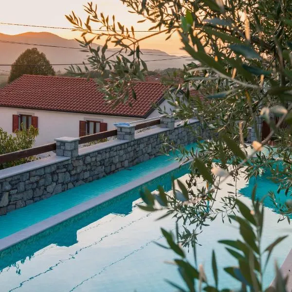 Tourist Farm Škerlj، فندق في Dutovlje