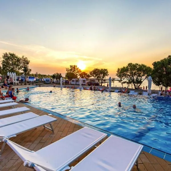 Mobile home in Camping Omisalj with pool, hotel v destinaci Omišalj