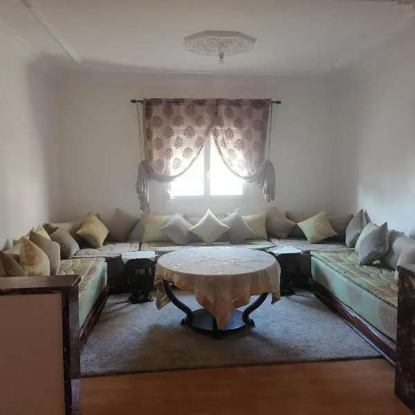 Huge Cozy Apartment, hotel en Aït Kataa