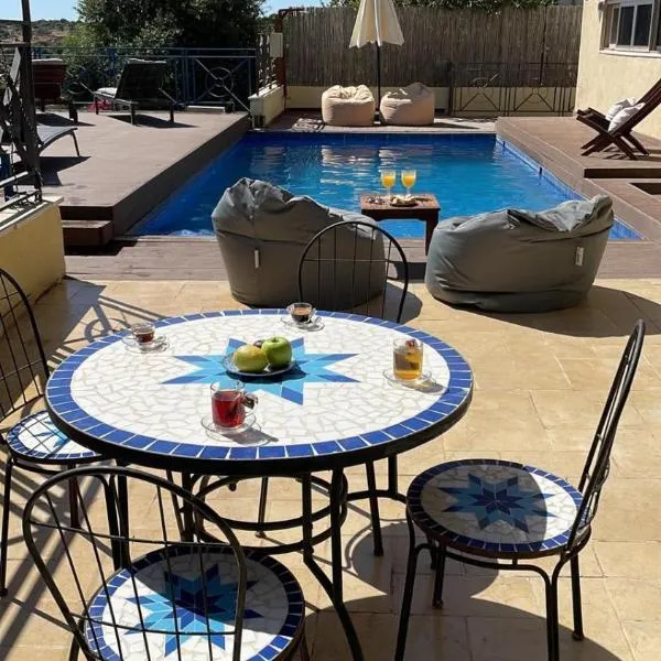 La Villa Toscana: Pool & Elah Valley vineyard view, hotel v destinaci Adderet