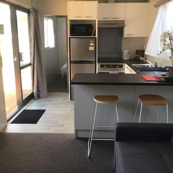 Adorable 1-bedroom guesthouse with a deck, מלון בPauatahanui