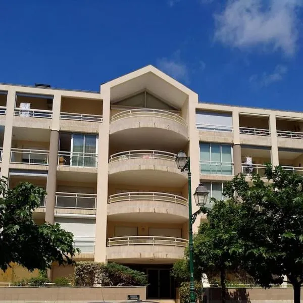 Appartement 2 Pièces avec une grande terrasse, 3 étoiles, Wifi, Box pour véhicule et vélos, hôtel à Les Sables-dʼOlonne