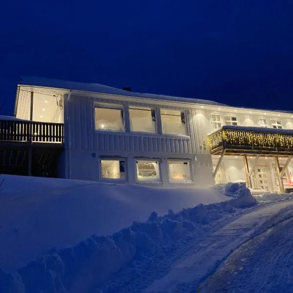 Beautiful view - close to the sea, mountains and nature, hotel in Kvaløya