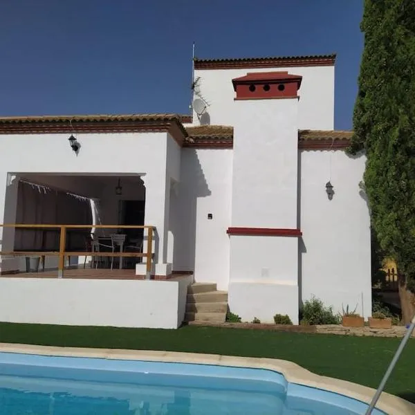 Agradable casa con piscina en la serranía., hotel in Arriate