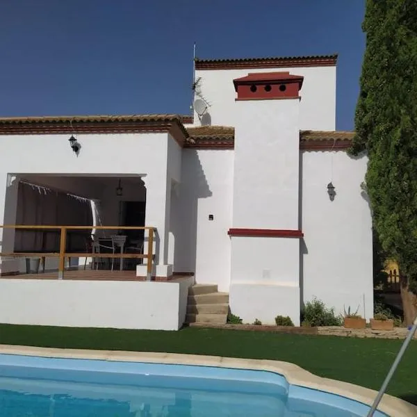 Agradable casa con piscina en la serranía., hotelli kohteessa Arriate