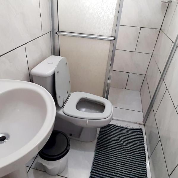 KITNET S1 em TORRES-RS - Na mais bela praia Gaúcha - Cozinha - Banheiro - Ar condicionado - TV e Wi-Fi - Estacionamento - Anfitriã Superhost no BnB - Foto 3