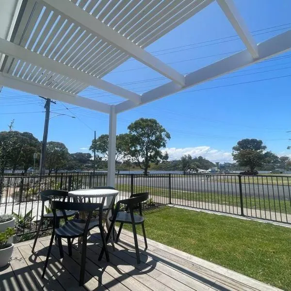Quarterdeck Lakes Entrance 2br *Waterfront* Apartment, hotel in Lakes Entrance