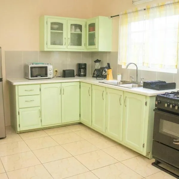 Lovely 2-Bedroom Apt Sleeps 3 Warm & Cosy, hotel in Belmont