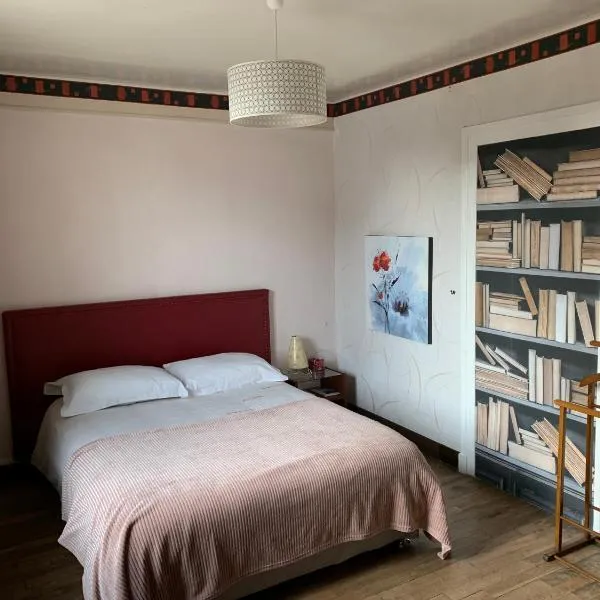 2 chambres dans maison calme proches des châteaux de la Loire، فندق في Veigné