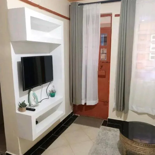 Spacious studio near highway, hotel v destinaci Kinoo