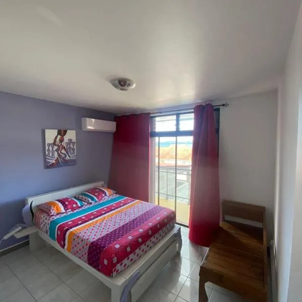 Grand appartement composé de 2 terrasses avec vue sur mer, hotel in Les Trois-Îlets