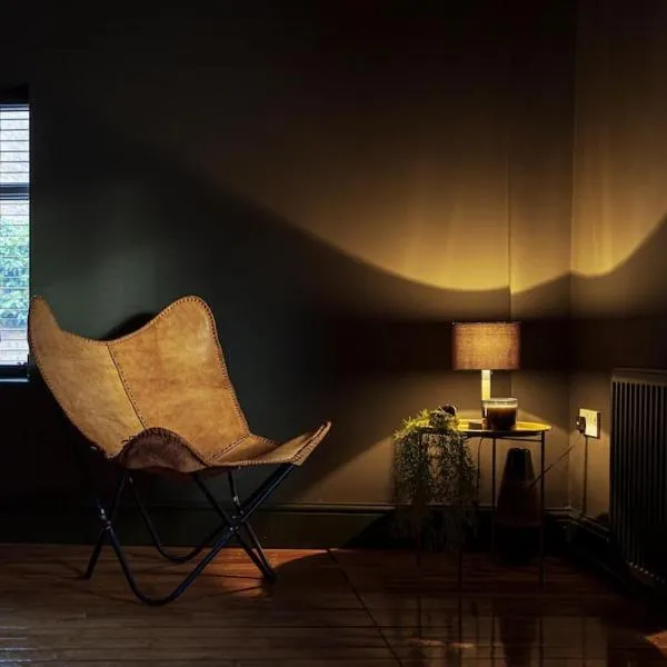 BOHOME moody 2 bed garden cottage Macclesfield centre、マックルズフィールドのホテル