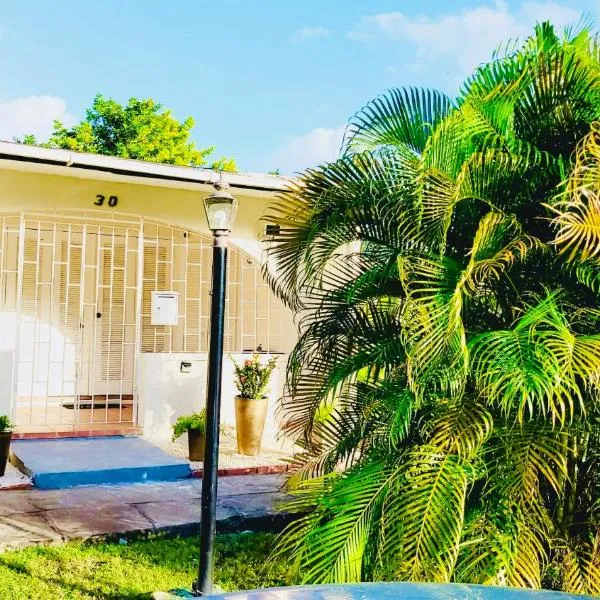 SugaLove Villa 30 Flamboyant Ave, ξενοδοχείο σε Saint James