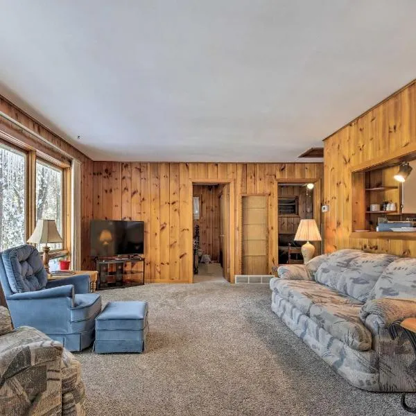 Serene Woodruff Cottage Lakefront Access!, hotel en Minocqua