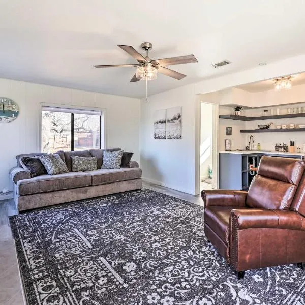 Dock and Pool Access Lakefront Grove Home!, hotel v destinaci Grove
