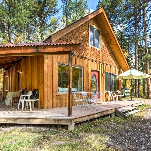 Marble Hideaway Cabin with Mountain Views and Deck!, hotel in Marble