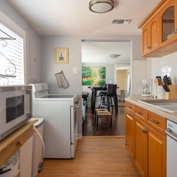 Cozy 2 Bedroom Home Minutes from Beach & Bars, hotel en Jacksonville Beach