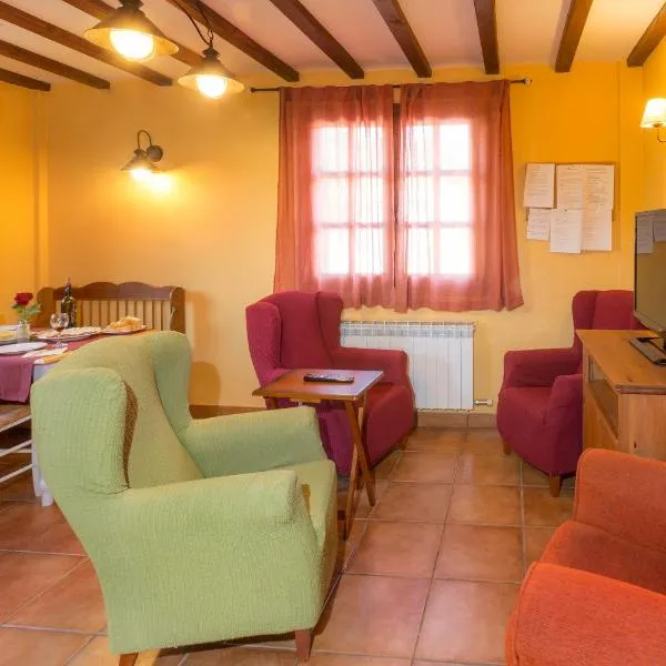 Casa Fresneda Jardín río y parque infantil frente a la casa, hotel a Fresneda de la Sierra Tirón