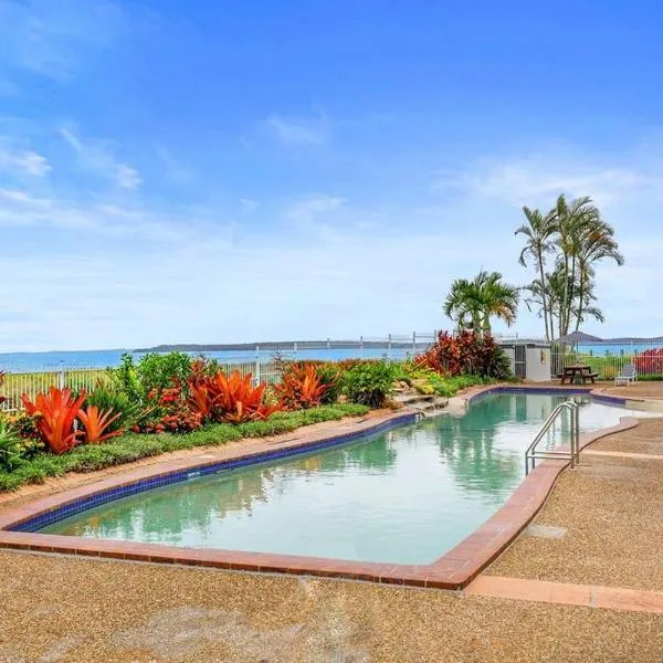 Luxury Beach Front Apartment, hotel in Urangan