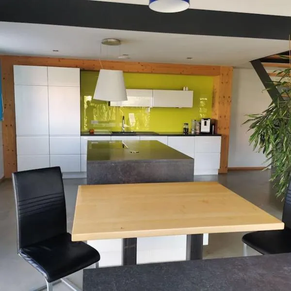Bungalow mit 200 qm Wohnfläche :), hotel in Birgland