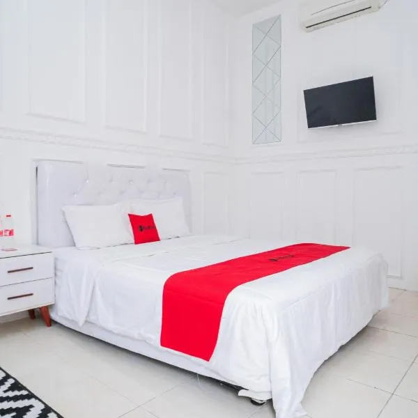 RedDoorz Syariah at Aura Homestay, ξενοδοχείο σε Ponorogo