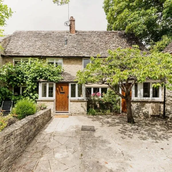Architect Designed Cosy Cotswold Stone Cottage, hotel v destinaci Quenington