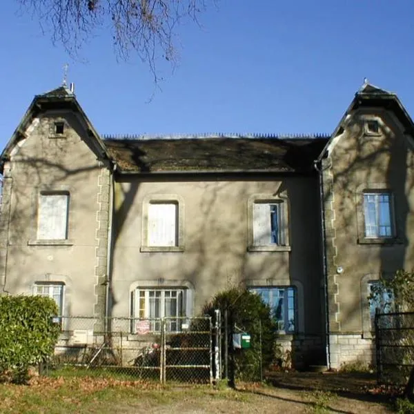 Appartement indépendant dans grande maison, hotel in Feux