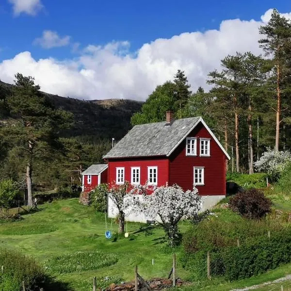 Alone In The Woods With Your Own River Nearby, hotel in Fitjar