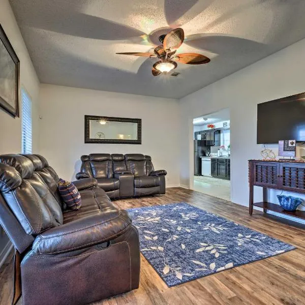 Ocean Springs Home with Sunroom about 5 Mi to Beach, hotel in Ocean Springs