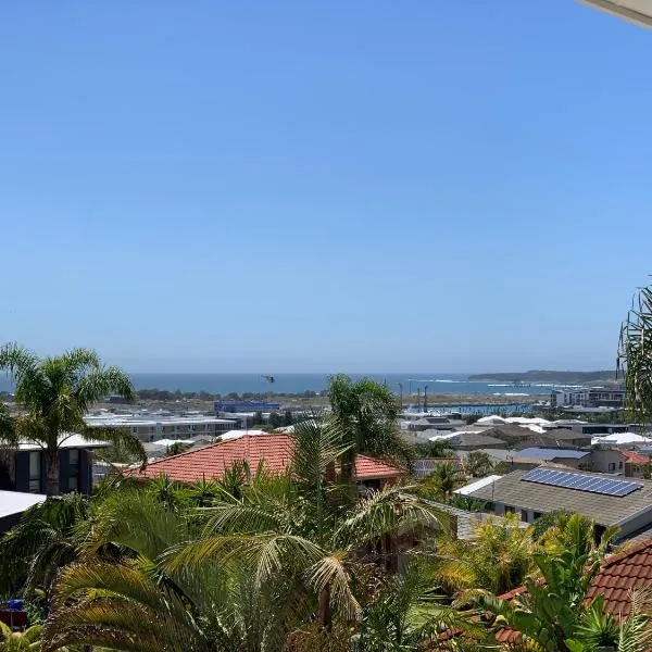Cheerful/family friendly home with water views, hotel in Shellharbour