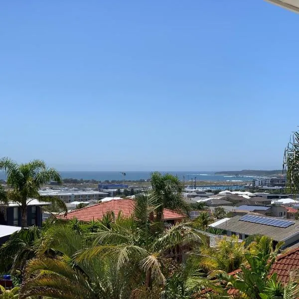 Cheerful/family friendly home with water views, hôtel à Shellharbour