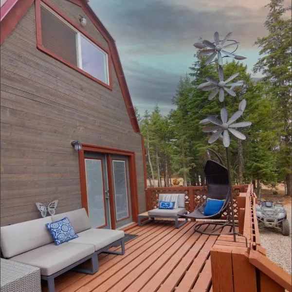 Charming Blue Farmhouse Cabin, hotel in Duck Creek Village