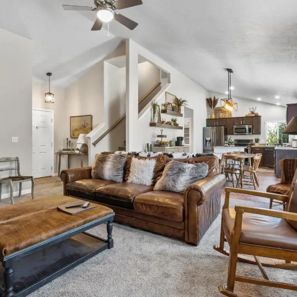 Southwestern Style 4 Bedroom Nampa Home Sleeps 16!, hotel in Nampa