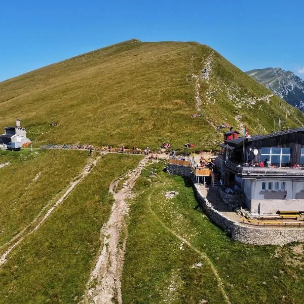 Rifugio Chierego - 1911m, hotel in Brenzone sul Garda