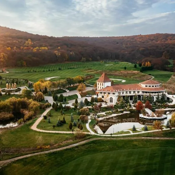 Sungarden Golf & Spa Resort, hotel in Căpuşu Mare