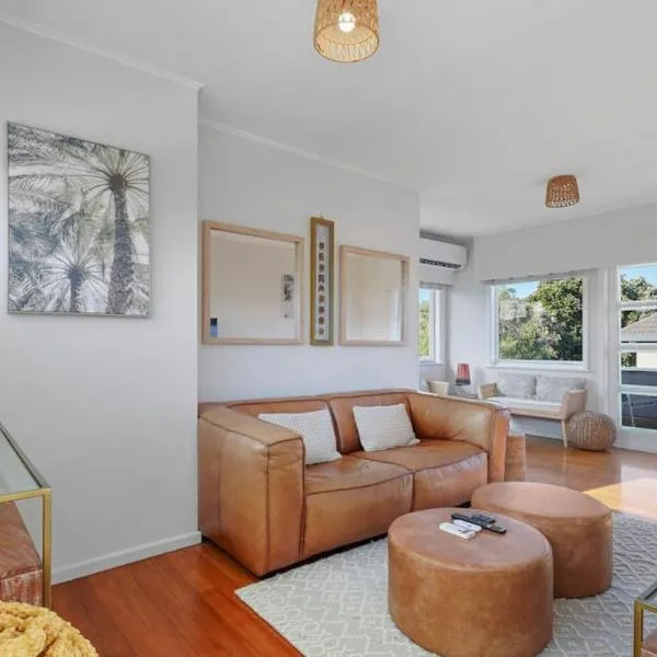 Amazing Home By Beach - Fully Aircon-ed - Wifi, хотел в Окланд